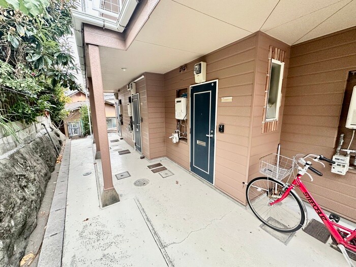 物件外観写真3　(エントランス部分)