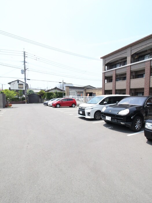 物件外観写真2　(駐車場)
