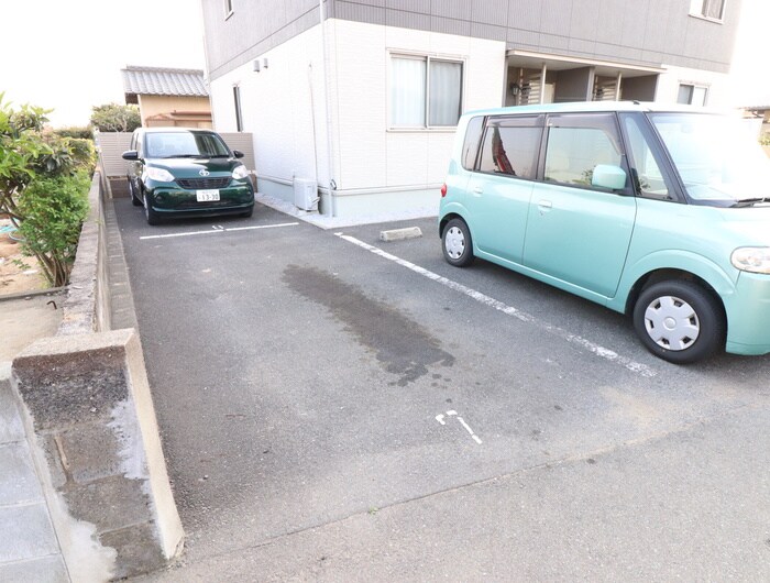物件外観写真4　(駐車場)