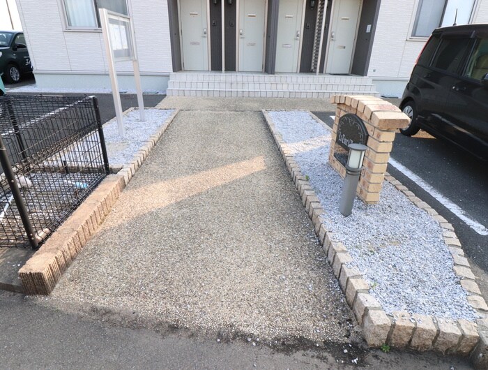 物件外観写真6　(エントランス部分)