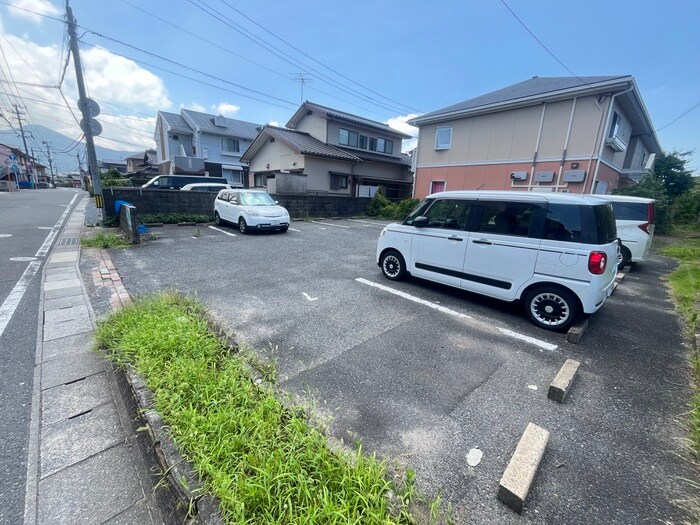 物件外観写真2　(駐車場)