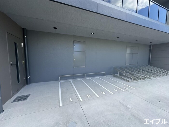 物件外観写真6　(バイク置き場)