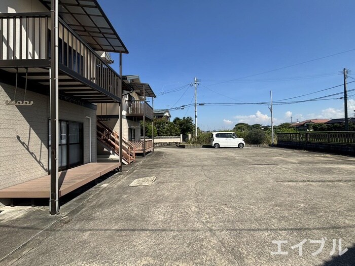 物件外観写真3　(駐車場)