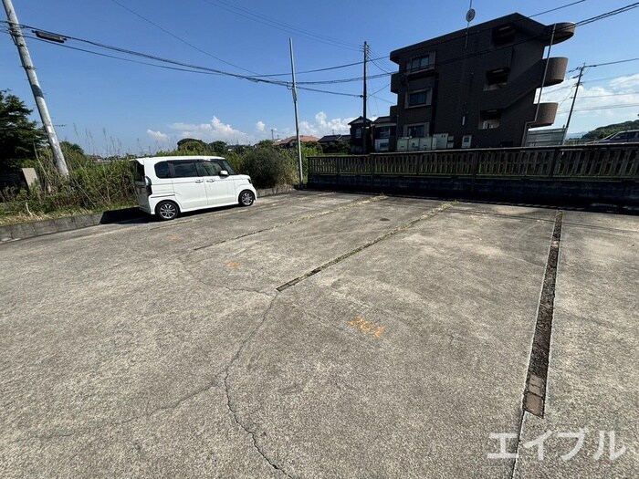 物件外観写真4　(駐車場)