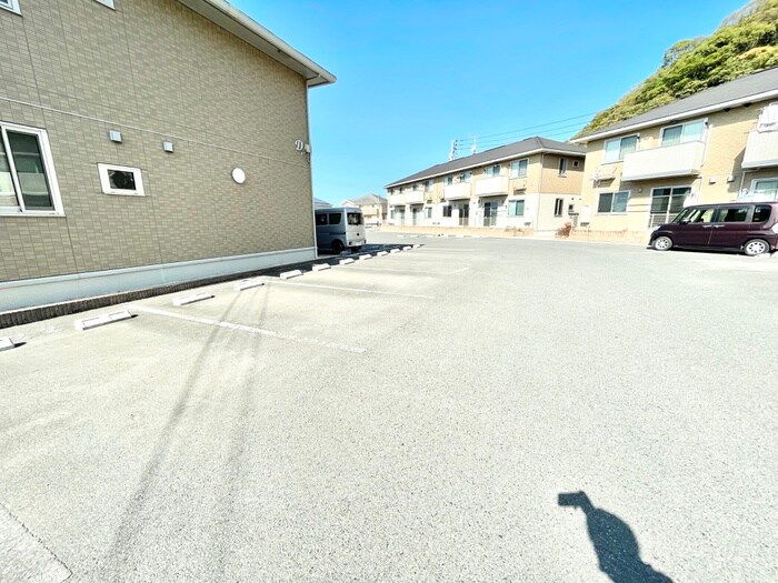 物件外観写真2　(駐車場)