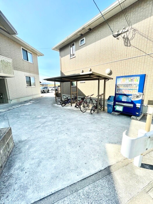 物件外観写真4　(駐輪場)