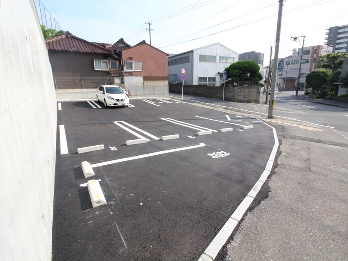 物件外観写真4　(駐車場)