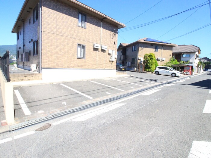 物件外観写真2　(駐車場)