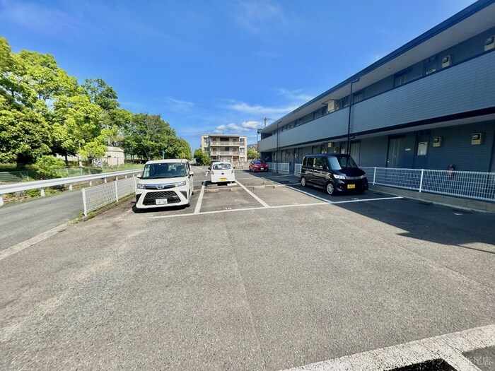 物件外観写真2　(駐車場)