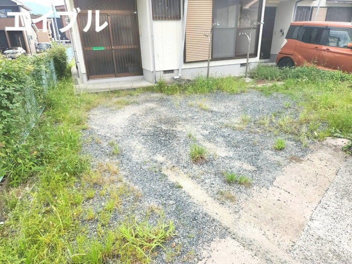 物件外観写真3　(駐車場)