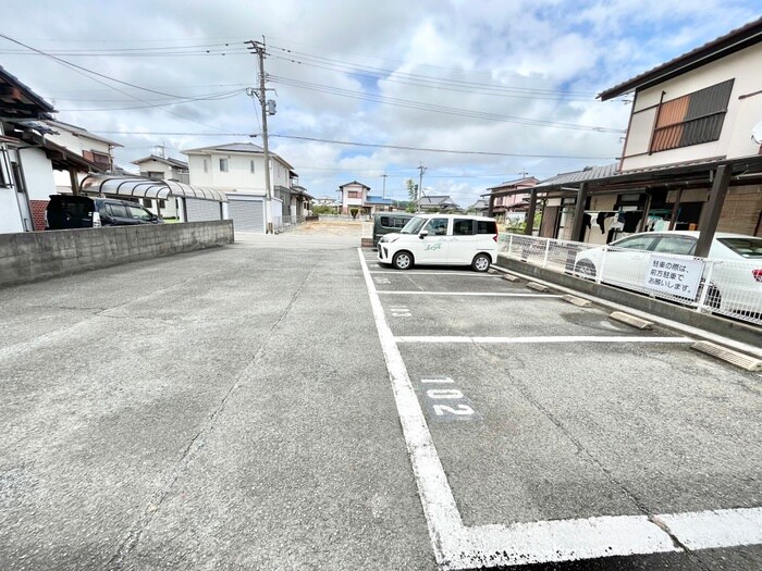 物件外観写真2　(駐車場)