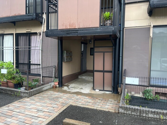 物件外観写真4　(エントランス部分)