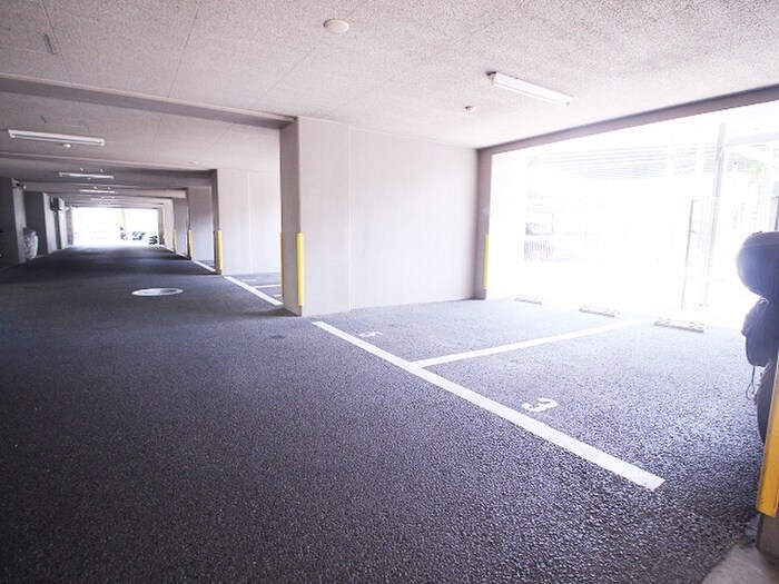 物件外観写真4　(駐車場)