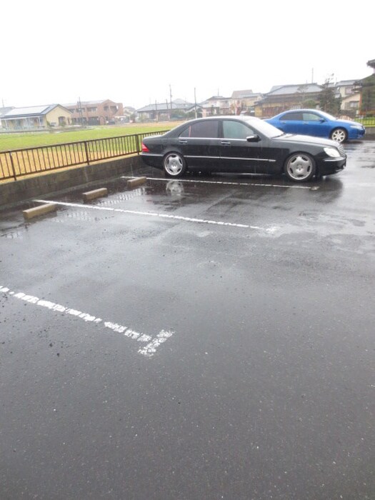 物件外観写真3　(駐車場)