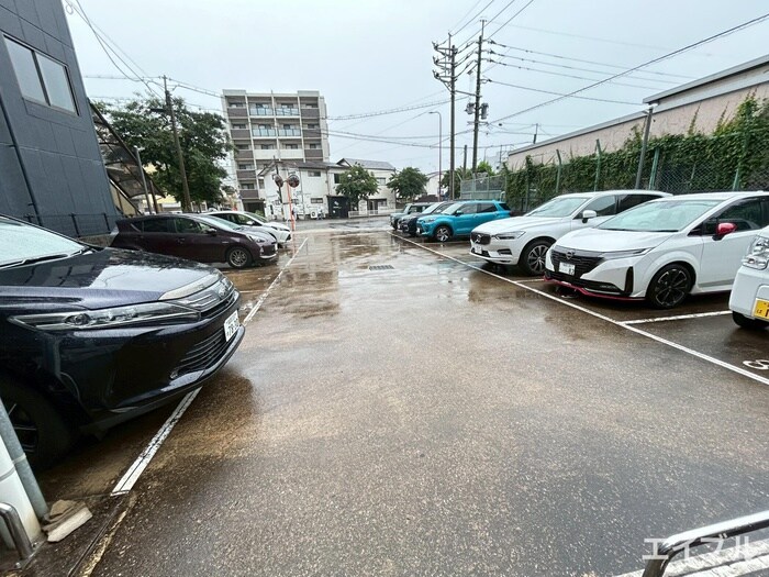 物件外観写真5　(駐車場)