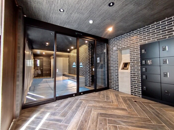 物件外観写真2　(エントランス部分)