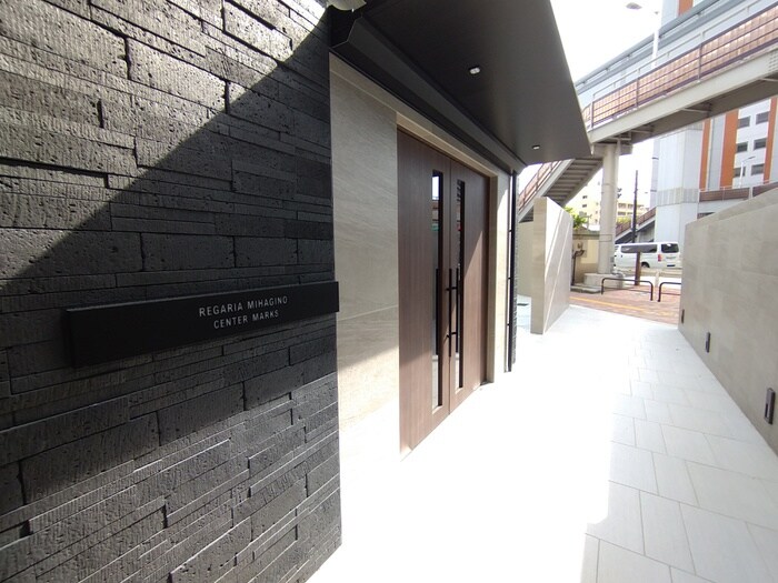 物件外観写真5　(エントランス部分)