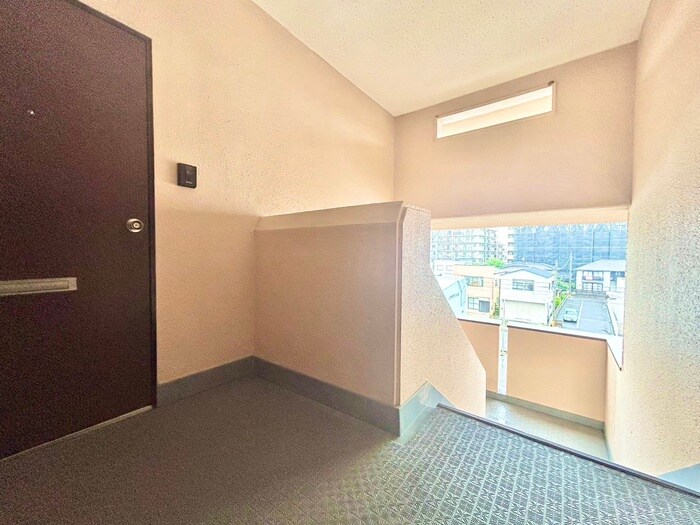 物件外観写真6　(エントランス部分)