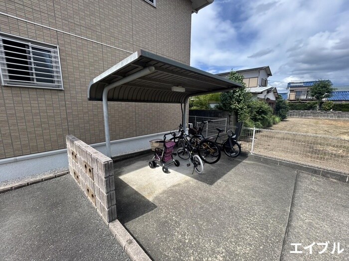 物件外観写真4　(駐輪場)