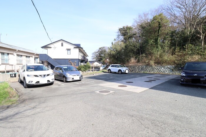 物件外観写真2　(駐車場)