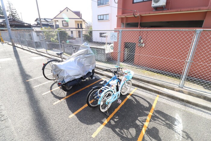 物件外観写真3　(駐輪場)