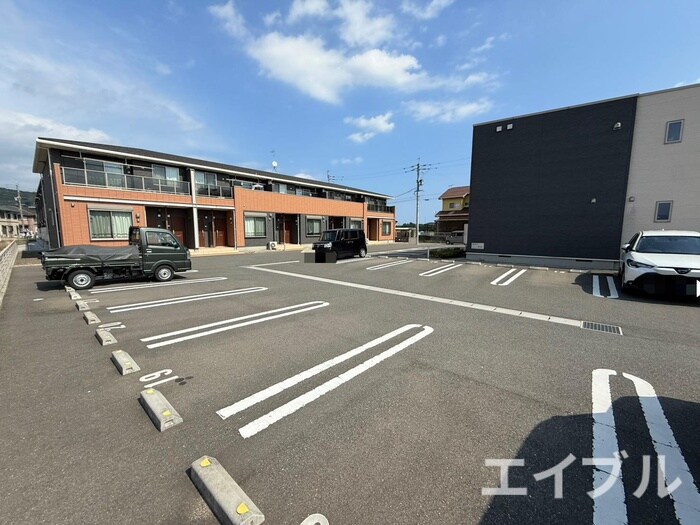 物件外観写真2　(駐車場)