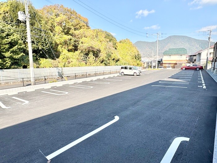 物件外観写真2　(駐車場)