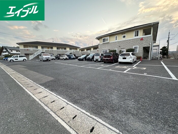 物件外観写真2　(駐車場)