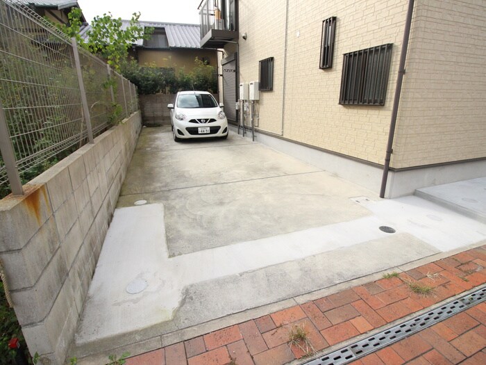 物件外観写真2　(駐車場)