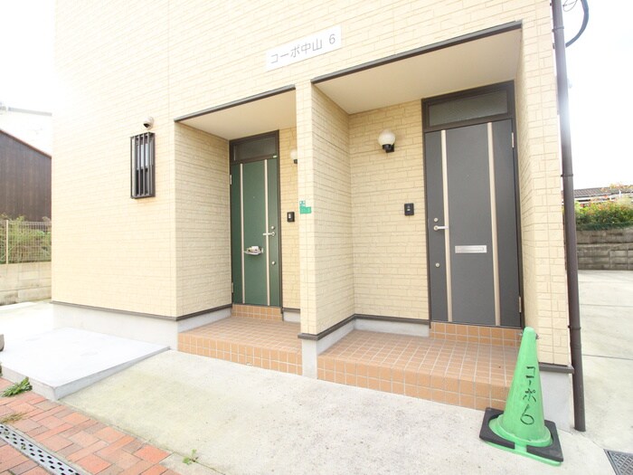 物件外観写真3　(エントランス部分)