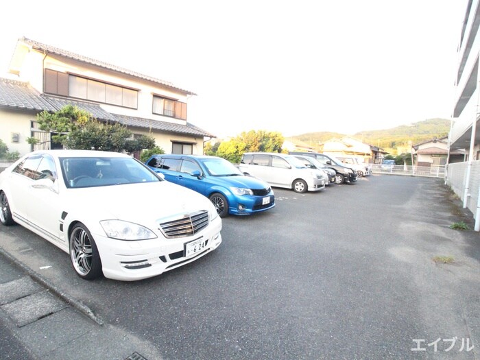 物件外観写真3　(駐車場)