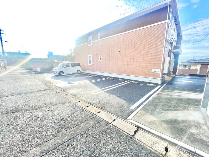 物件外観写真2　(駐車場)
