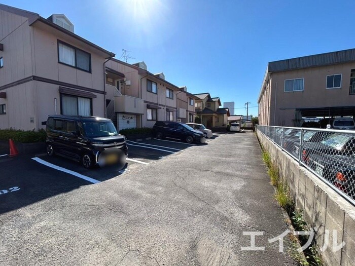 物件外観写真3　(駐車場)