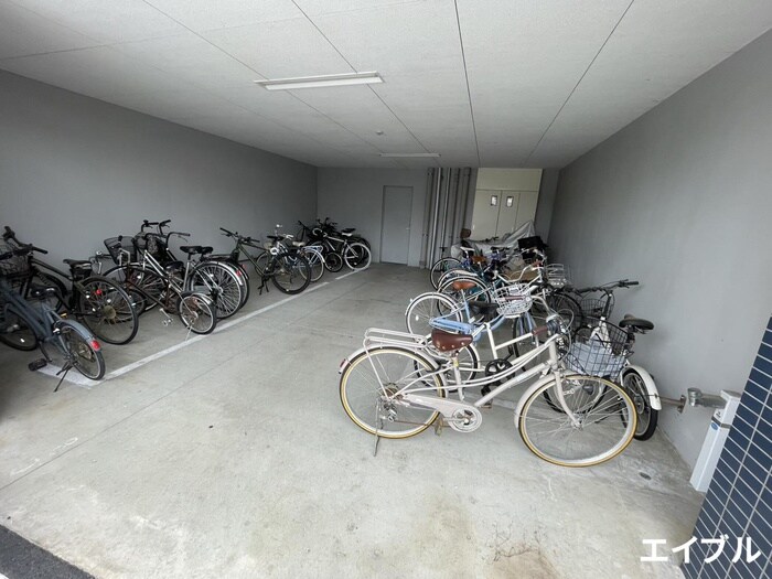 物件外観写真3　(駐輪場)