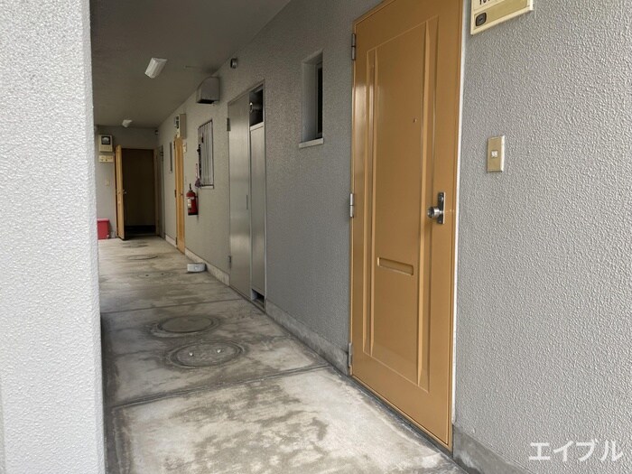 物件外観写真3　(エントランス部分)