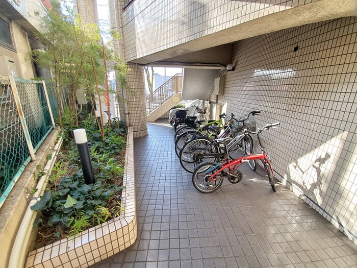 物件外観写真3　(エントランス部分)