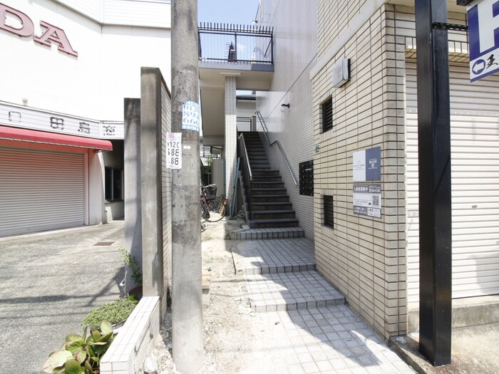 物件外観写真2　(エントランス部分)