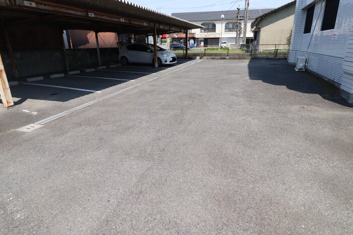 物件外観写真2　(駐車場)