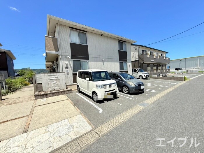 物件外観写真2　(駐車場)