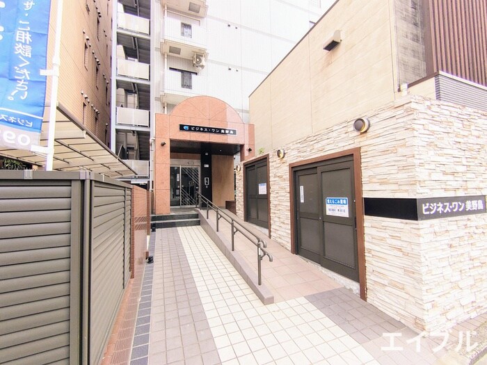 物件外観写真2　(エントランス部分)