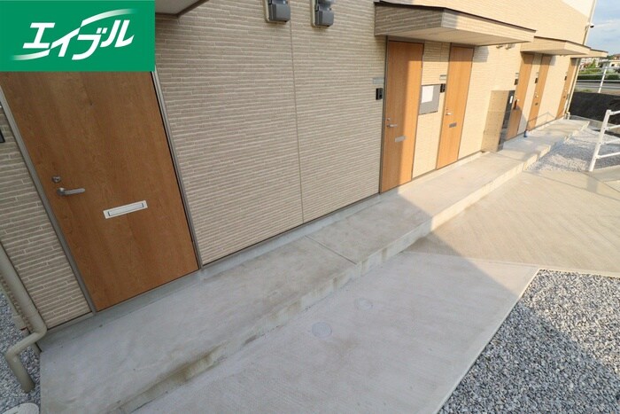 物件外観写真2　(エントランス部分)