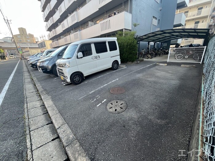 物件外観写真5　(駐車場)