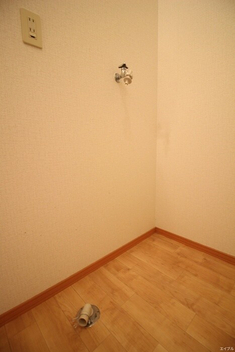 物件内観写真13　(洗濯機置場)