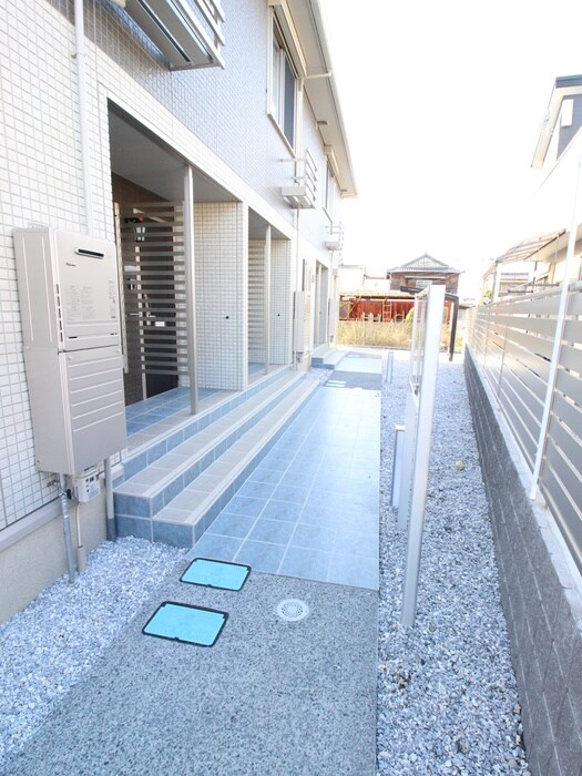 物件外観写真3　(エントランス部分)