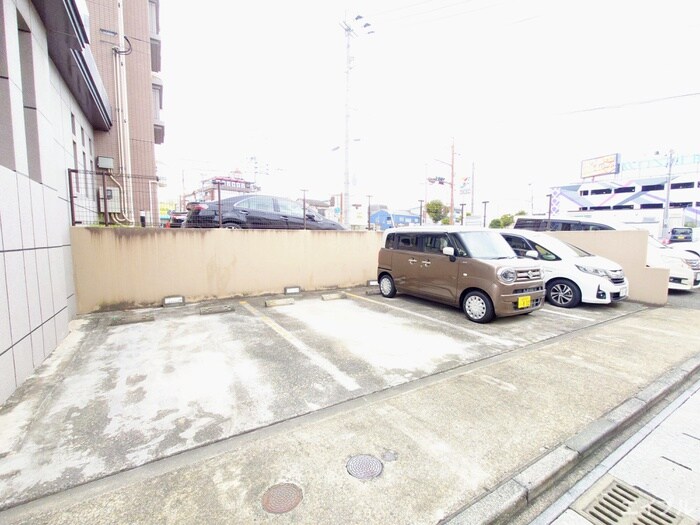 物件外観写真4　(駐車場)