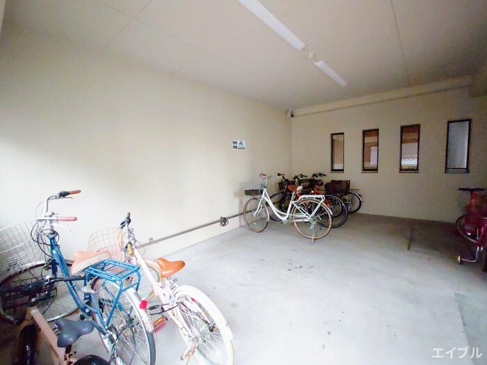 物件外観写真5　(駐輪場)