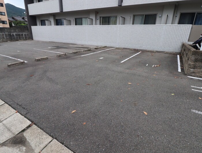 物件外観写真4　(駐車場)