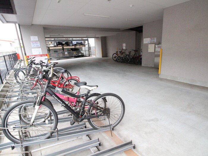 物件外観写真3　(駐輪場)