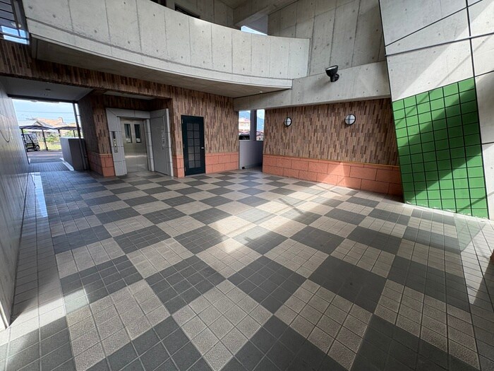 物件外観写真3　(エントランス部分)