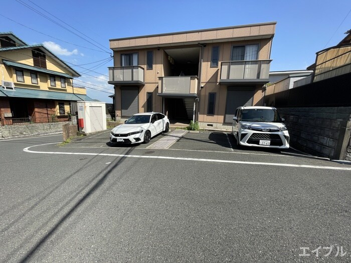 物件外観写真2　(駐車場)